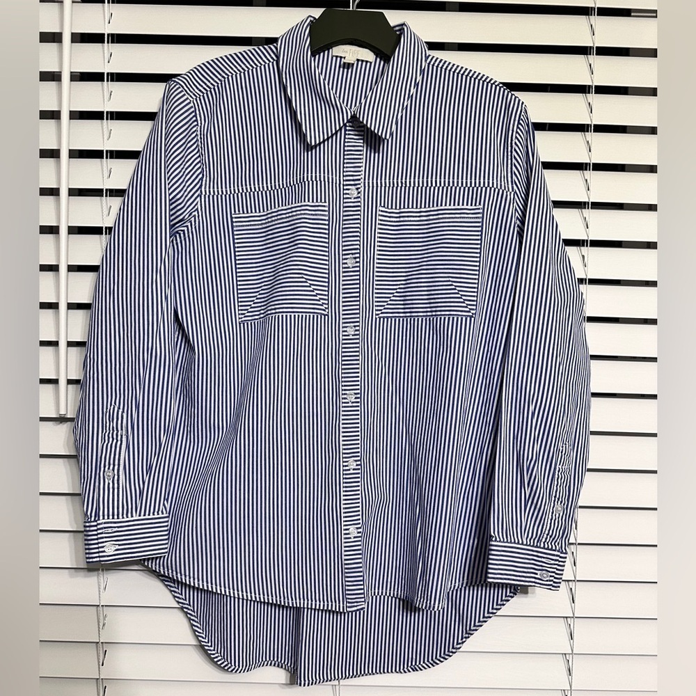 🛍️ Love Fire High low button down shirt with cute pockets Size 1